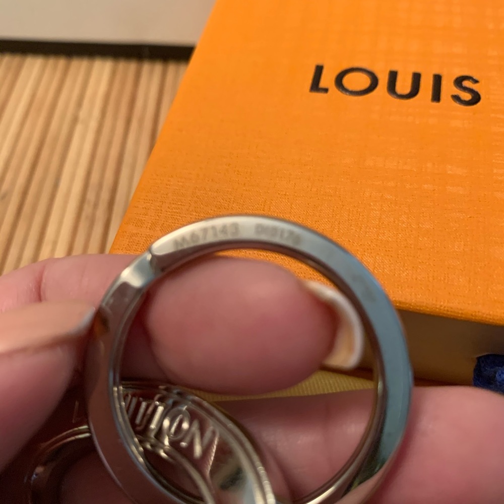 💯% Auth L. Vuitton HTF skeleton keychain RARE - Picture 3 of 3